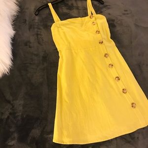 Adorable yellow dress with side buttons